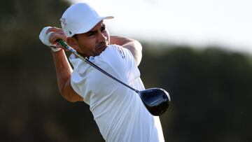 Camilo Villegas golpea la bola durante la primera jornada del Valero Texas Open en el TPC San Antonio Oaks Course de San Antonio, Texas.