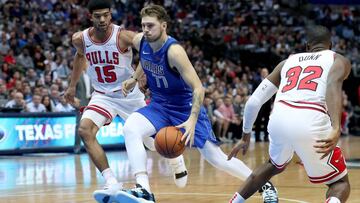 DALLAS, TX - OCTOBER 22: Luka Doncic #77 of the Dallas Mavericks drives to the basket against Chandler Hutchison #15 of the Chicago Bulls and Kris Dunn #32 of the Chicago Bulls in the first half at American Airlines Center on October 22, 2018 in Dallas, Texas. NOTE TO USER: User expressly acknowledges and agrees that, by downloading and or using this photograph, User is consenting to the terms and conditions of the Getty Images License Agreement. Tom Pennington/Getty Images/AFP
== FOR NEWSPAPERS, INTERNET, TELCOS & TELEVISION USE ONLY ==