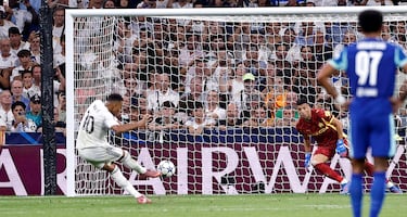 1-1. Kylian Mbappé lanza con su pierna izquierda, al lado derecho de Gerónimo Rulli, para anotar el tanto del empate.