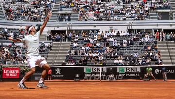 Federer levanta dos bolas de partido y Djokovic arrasa