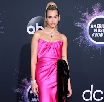 La cantante lució un vestido rosa entallado para la alfombra roja de los AMAs