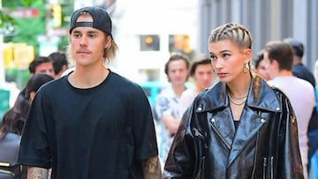 El cantante canadiense Justin Bieber y la modelo estadounidense Hailey Baldwin paseando de la mano.