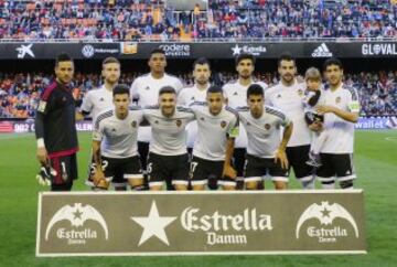 Once del Valencia. De pie: Diego Alves, Mustafi, Santos, Javi Fuego, André Gomes, Negredo y Parejo. Agachados: Santi Mina, Siqueira, Rodrigo y Cancelo.