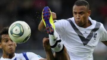 <b>GARRA. </b>Targino levanta la pierna con fuerza en un lance de juego.