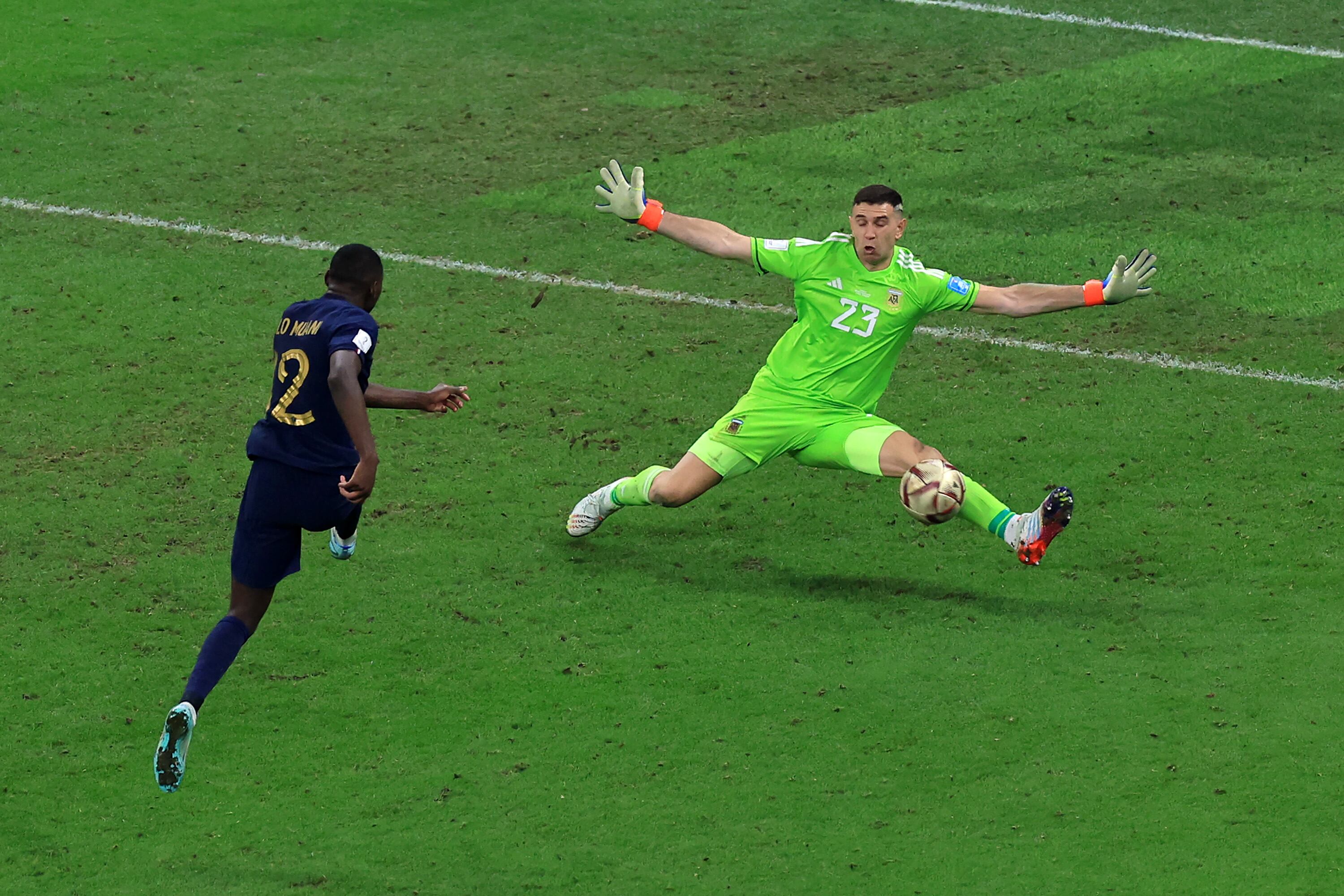 LOUISIL CITY, Qatar - 18 de diciembre: Emiliano Martinez, Emiliano Martínez de Francia, rescató la Copa Mundial de la FIFA, durante el partido final entre Argentina y Francia, Copa Mundial de la FIFA. (Foto Buda Mendis/Getty Images)