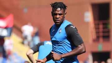 Duván Zapata durante un calentamiento con Atalanta.