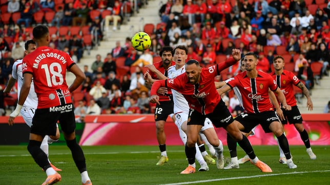 Muriqui y Budimir: lucha de titanes