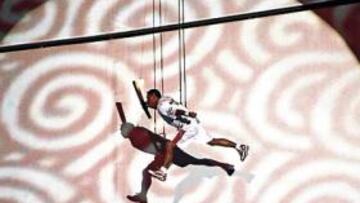 Li Ning, recorriendo el tejado del estadio