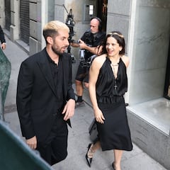 Revolución en las redes: cazan a Rosalía a su entrada a ‘La Revuelta’ con un par de invitados sorpresa