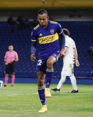 Sebastián Villa habría pedido salir de Boca Juniors por una oferta de Brujas de Bélgica, sin embargo, al equipo argentino no le convence los cinco millones de euros que propone el club belga.
El extremo saldría mal del club. "Me molesta y mucho. Nosotros queremos a nuestra institución, trabajamos, pero estas cosas son así", fueron las palabras de Jorge Ameal, presidente de Boca.