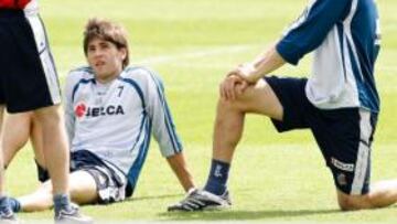 <b>TRABAJO. </b>Gari Uranga recibe intrucciones de Lillo durante un entrenamiento de la Real.