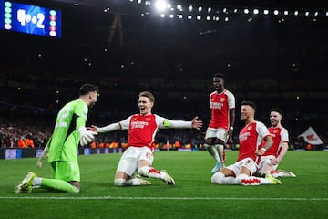 (From L) Arsenal's Spanish goalkeeper #22 David Raya, Arsenal's Norwegian midfielder #08 Martin Odegaard, Arsenal's English midfielder #07 Bukayo Saka, Arsenal's English defender #04 Ben White and Arsenal's English midfielder #41 Declan Rice celebrate after winning the penalty shoot-out session the UEFA Champions League last 16 second leg football match between Arsenal and Porto FC at the Arsenal Stadium in north London, on March 12, 2024. Arsenal edged out Porto on penalties to reach the Champions League quarter-finals for the first time since 2010. (Photo by Adrian DENNIS / AFP)