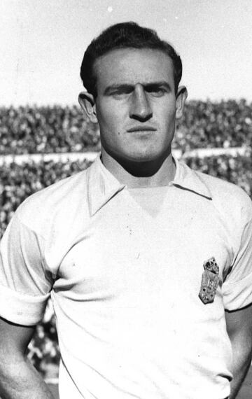Milit¨® en la U.D Las Palmas desde 1957 a 1959. Jug¨® en el Real Madrid la temporada 1959-60.