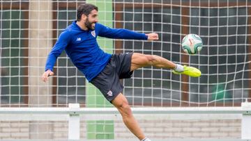 Raúl García remata un balón en Lezama.