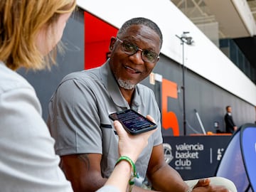 Dominique Wilkins, leyenda de la NBA, posa para AS en L'Alqueria de Valencia.