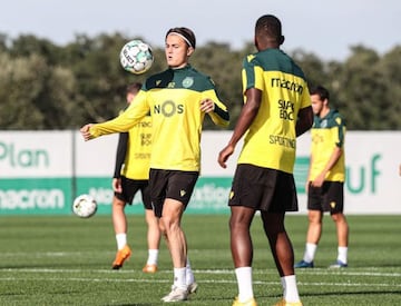 Imagen de Nicolai Skoglund en un entrenamiento con el primer equipo.