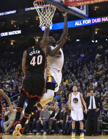 Udonis Haslem lucha por el balón con Draymond Green.