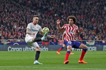 Lucas Ocampos controla el balón ante la oposición de Axel Witsel.