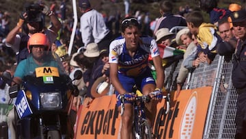 Jos&eacute; Mar&iacute;a &quot;Chava&quot; Jim&eacute;nez, durante una etapa de la Vuelta a Espa&ntilde;a 2001 con el maillot del iBanesto.