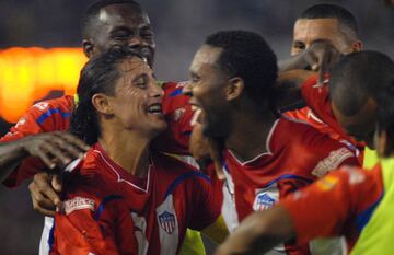 El actual asistente técnico de la Selección de Honduras llegó a Junior de Barranquilla en el 2008 y defendió su camiseta hasta el 2012. Anotó 52 goles en 203 partidos.