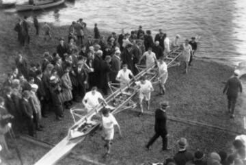 Abril 1921, la tripulación de la Universidad de Cambridge saca del agua la embarcación.