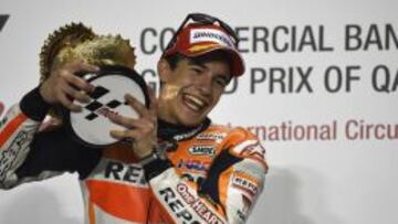 Marc Márquez victorioso en el podio de Qatar.
