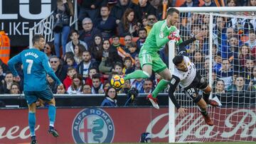 Garay choca con Neto.