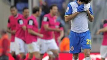 <b>SONRISAS Y LÁGRIMAS. </b>Coutinho, artista en el 1-0, se lamenta tras uno de los goles del Málaga.