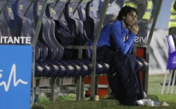 Tiago abatido después de ser sustituido por Mario Suárez en la primera parte del encuentro.