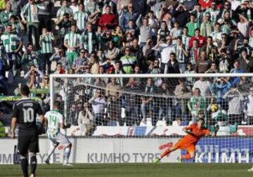 Iker Casillas trata de parar el penalti a Nabil Ghilas que supuso el 1-0.