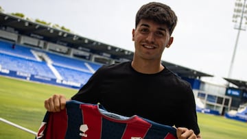 Javi Hernández posa con la camiseta del Huesca.