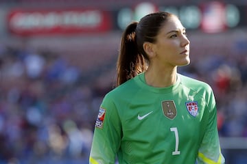 Solo es una de las mejores jugadoras en la historia del fútbol femenil y mundial, luego de ganar tres medallas olímpicas con la Selección Estadounidense.