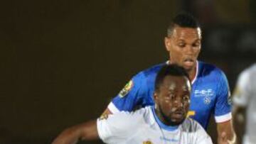 Cedrick conduce el balón contra Cabo Verde