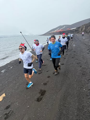 Así fue la San Silvestre más salvaje: desde la Isla Decepción en la Antártida a 2 grados