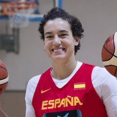 La internacional Laura Nicholls anuncia su homosexualidad