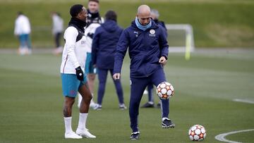 Guardiola da toques ante la mirada de Sterling durante el entrenamiento de este viernes.