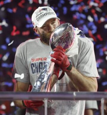 New England Patriots, campeones de la XLIX Super Bowl. Julian Edelman besa el trofeo Vince Lombardi.