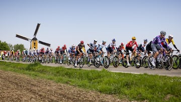 Genthout (Netherlands), 20/04/2025.- The peloton passes the Sint-Hubertusmolen in the Limburg province during the Amstel Gold Race over 255,9km from Maastricht to Berg en Terblijt, Netherlands, 20 April 2025. (Ciclismo, Países Bajos; Holanda) EFE/EPA/VINCENT JANNINK