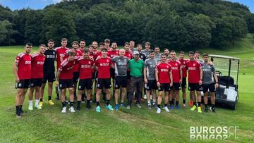 Los jugadores del Burgos posan en la concentración.