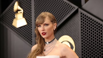 Taylor Swift en la alfombra roja de los Premios Grammy.