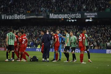 Tras el gol del empate de Fekir, Joan Jordán fue agredido desde la grada con el lanzamiento de un palo y el encuentro fue suspendido.