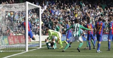 Alex Alegría marca el 1-0 en una segunda parte dominada por los béticos.