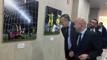 Fernando Roig y Luis Villarejo, director de Deportes de la Agencia EFE, en la exposición sobre 20 años del Villarreal.
