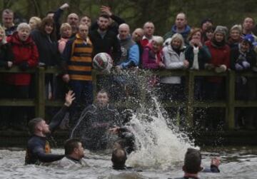 En Ashbourne se celebra todos los años el tradicional partido de fútbol medieval inglés en el que la mitad del pueblo intenta llevar el balón (relleno de corcho para poder flotar) hasta el molino del equipo rival para anotar. Sólo una persona tiene el privilegio de marcar por cada equipo.