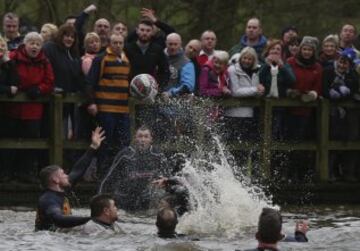 En Ashbourne se celebra todos los años el tradicional partido de fútbol medieval inglés en el que la mitad del pueblo intenta llevar el balón (relleno de corcho para poder flotar) hasta el molino del equipo rival para anotar. Sólo una persona tiene el privilegio de marcar por cada equipo. 