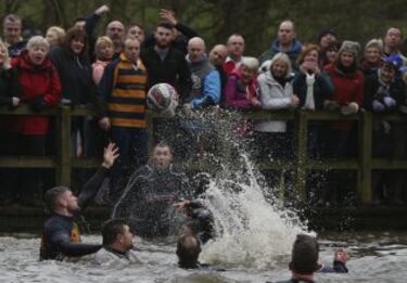 En Ashbourne se celebra todos los años el tradicional partido de fútbol medieval inglés en el que la mitad del pueblo intenta llevar el balón (relleno de corcho para poder flotar) hasta el molino del equipo rival para anotar. Sólo una persona tiene el privilegio de marcar por cada equipo. 