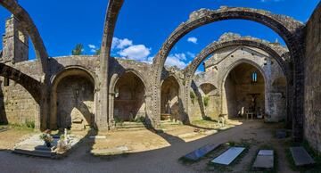 La capital del Albariño por excelencia. Cambados es considerado uno de los pueblos más bonitos de la costa de Galicia por lo que su visita es más que obligatoria. Situado en pleno corazón de las Rías Baixas, este pueblo cuenta con uno de los conjuntos históricos mejor conservados de la comarca. 
