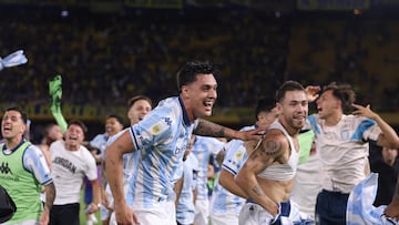 AME6620. BUENOS AIRES (ARGENTINA), 07/12/2025.- Jugadores de Racing celebran este domingo, al ganar el partido por semifinales del Torneo Clausura Argentino entre Boca Juniors y Racing Club en el estadio Alberto J. Armando 'La Bombonera' en Buenos Aires (Argentina).EFE/ Juan Ignacio Roncoroni