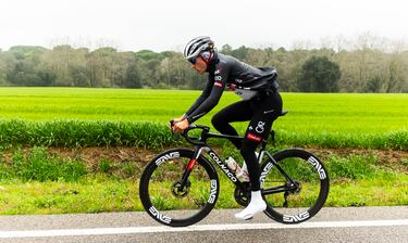 Finalizado el entrenamiento, y con terreno algo más llevadero, los corredores, como el caso de Juan, suben sus datos a la aplicación TrainingPeaks, muy habitual en el mundo ciclista. “Una vez mi entrenador ve los números, comentados cómo fue el día y cuáles fueron mis sensaciones. No soy de subir mis datos ni mis números públicos a Strava”, destaca Juan al acabar su día de entrenamiento con la compañía de AS.