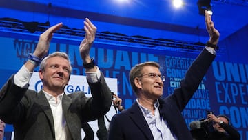 El presidente de la Xunta de Galicia y candidato del PP a la reelección, Alfonso Rueda (i) y el presidente nacional del PP, Alberto Núñez Feijóo (d), durante el cierre de la campaña electoral del PP, a 16 de febrero de 2024, en Santiago de Compostela, A Coruña, Galicia (España). Este último encuentro se enmarca dentro de los actos previos a los comicios gallegos del próximo domingo 18 de febrero, que celebra la formación del PP para conseguir votos en la región.
16 FEBRERO 2024;MITIN;CAMPAÑA;ELECTORAL;18F;PSDEG;ELECCIONES;GALICIA;GALLEGAS;COMICIOS;GALLEGOS;CANDIDATO;ÚLTIMO MITIN;FIN DE CAMPAÑA;
Gustavo de la Paz / Europa Press
16/02/2024